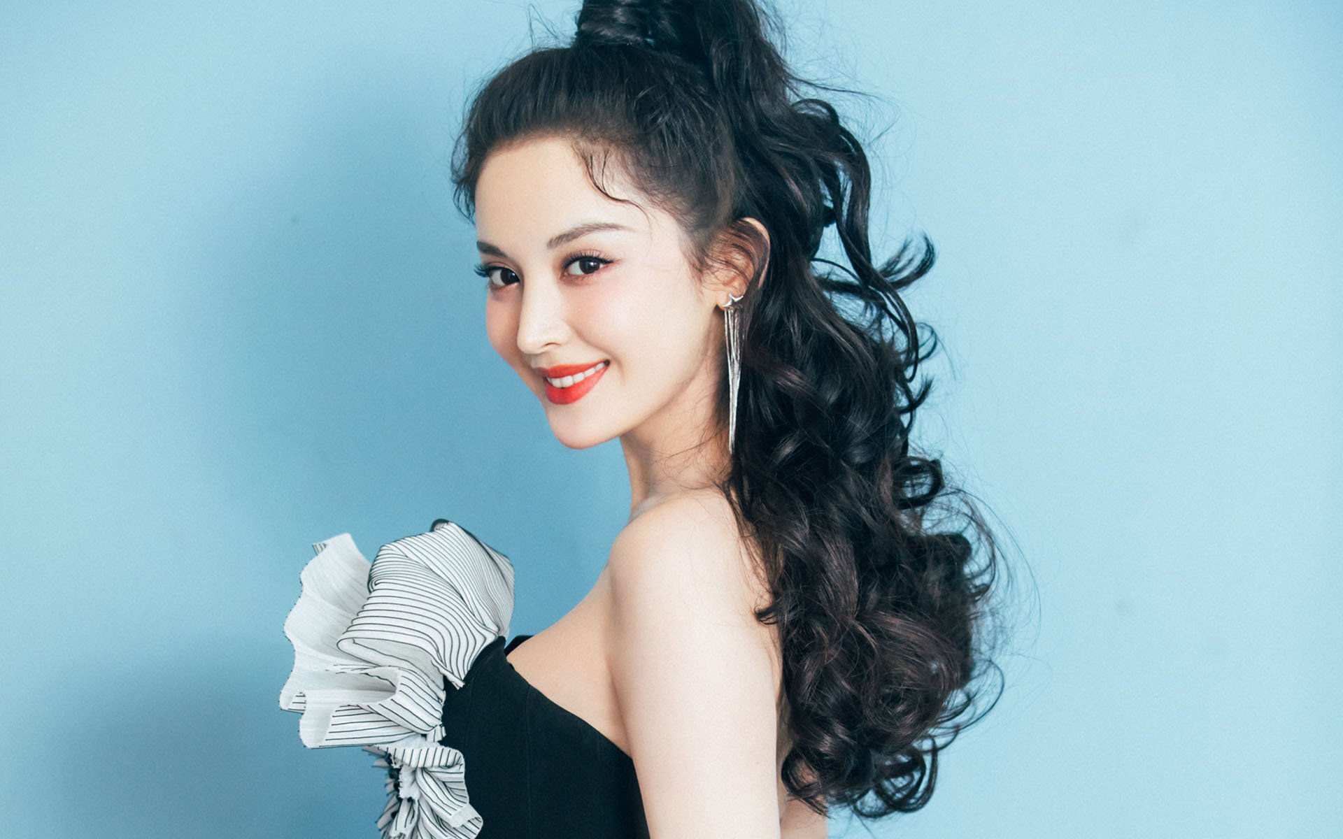 绿茵双城记，当姆巴佩的锐矛刺穿宿命，塞维利亚的铁盾击碎神话