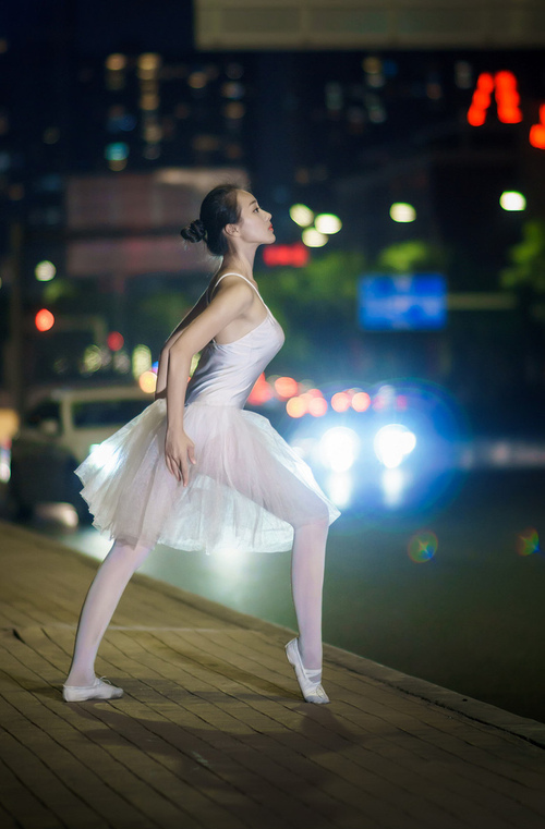 完美中场教科书,罗德里一役征服全场,美国力克突尼斯